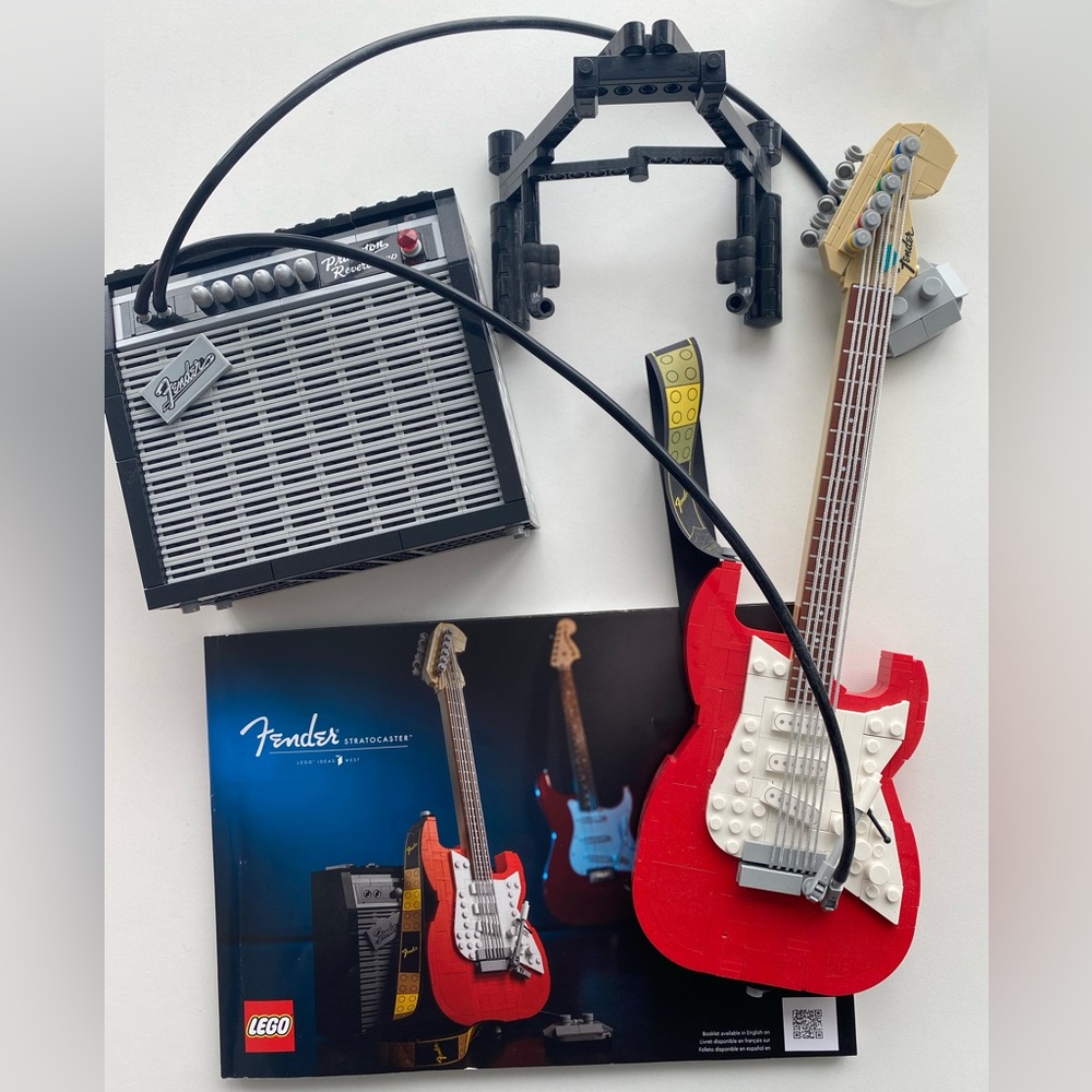 Lego Fender Stratocaster 21329 guitar kit